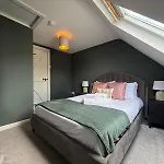 Charming Cottage In Windsor - Walk To Castle &Shops!