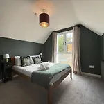 Charming Cottage In Windsor - Walk To Castle &Shops!